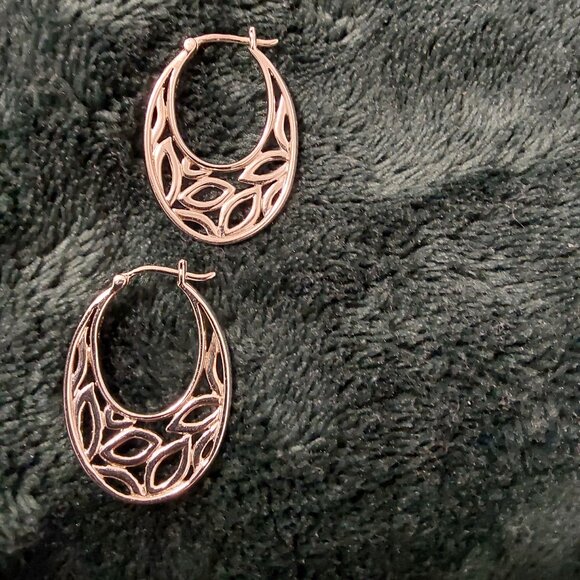 STERLING SILVER OVAL HOOP TEAR DROP DETAIL EARRINGS - Picture 4 of 13